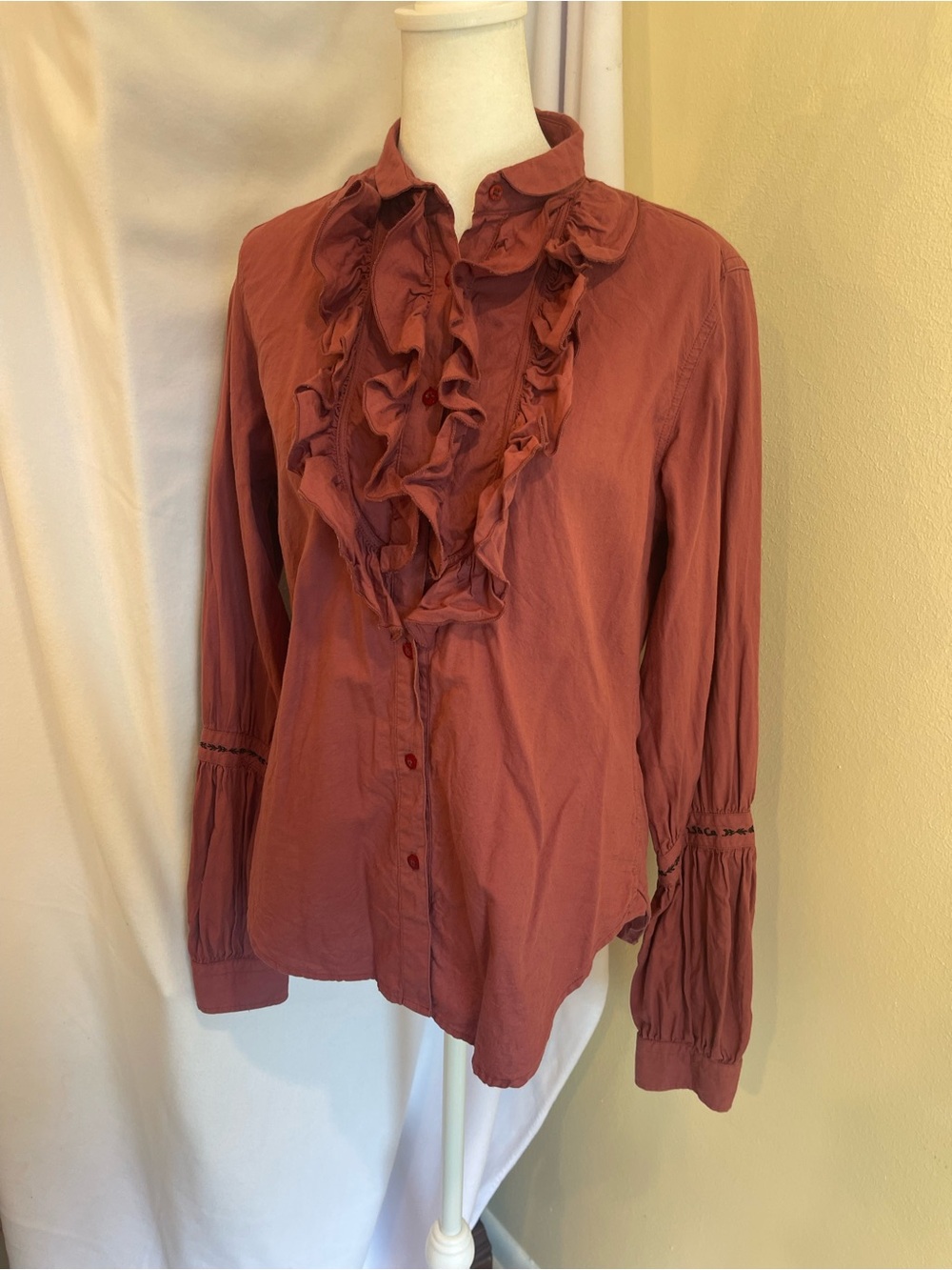 Levi Strauss & Co Ruffle Front Embroidered Blouse M Dusty Rose Boho Western Top